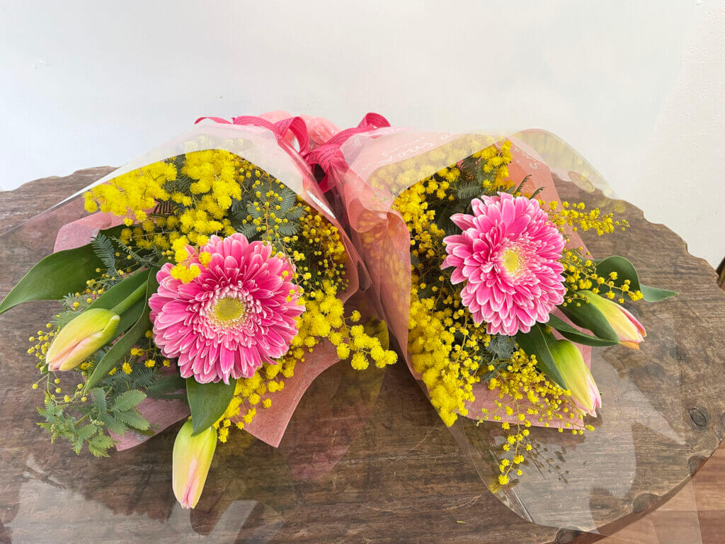 ガーベラ　パワーボールとチューリップ、ミモザ（アカシア）を使った花束