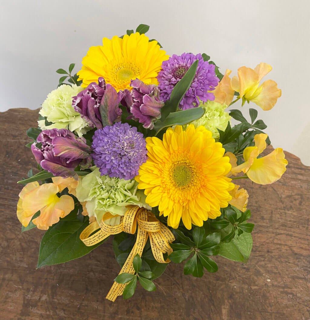 スカビオサのクイズダークブルーを使ったアレンジメントの画像