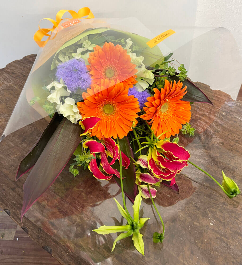 大輪ガーベラのバロックを使用した花束の画像